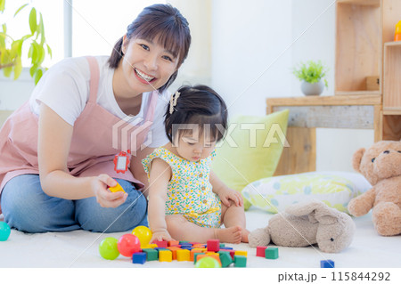 赤ちゃんと保育士のポートレート 115844292