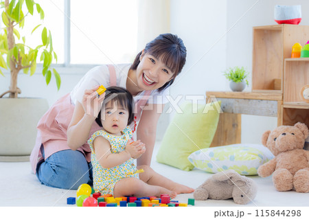 赤ちゃんと保育士のポートレート 115844298