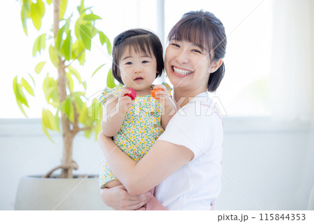 赤ちゃんと保育士のポートレート 115844353