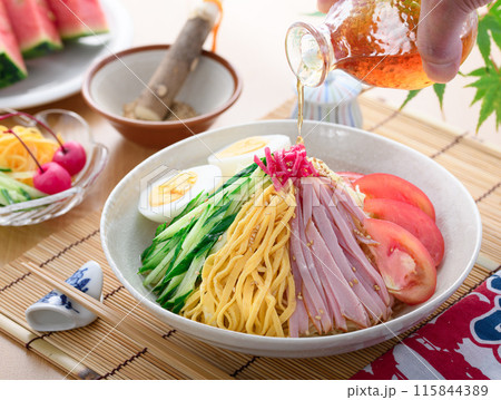 夏の定番料理 冷やし中華 夏の定番料理 冷やし中華 115844389