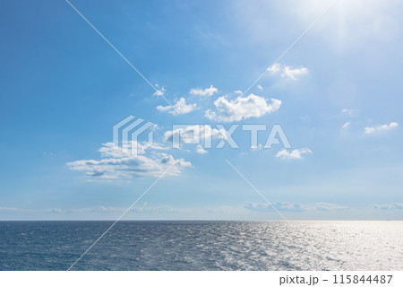 良く晴れた空とキラキラ光る海 良く晴れた空とキラキラ光る海 115844487