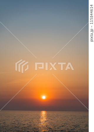 日本海に沈む夕日|6月撮影|石川県加賀市 日本海に沈む夕日|6月撮影|石川県加賀市 115844614