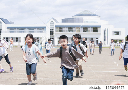 学校帰りの子供達 115844673