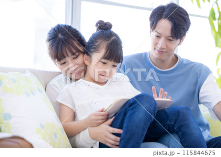 ファミリーのポートレート タブレットを見る親子 ファミリーのポートレート タブレットを見る親子 115844675