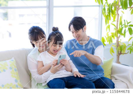 ファミリーのポートレート　タブレットを見る親子 115844678