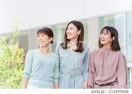 ビルの前に立つ3人のビジネスウーマン・女友達・大学生(アジア人,日本人,中国人・女性) ビルの前に立つ3人のビジネスウーマン・女友達・大学生(アジア人,日本人,中国人・女性) 115844686