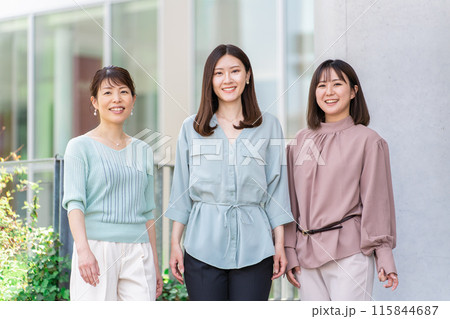 ビルの前に立つ3人のビジネスウーマン・女友達・大学生（アジア人,日本人,中国人・女性） 115844687