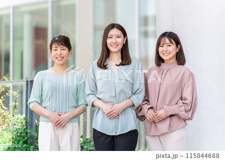 ビルの前に立つ3人のビジネスウーマン・女友達・大学生（アジア人,日本人,中国人・女性） 115844688