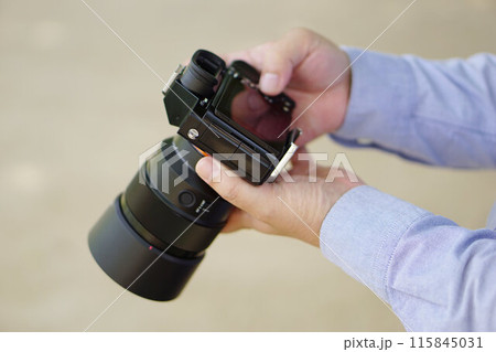 カメラを持つ手もと カメラを持つ手もと 115845031