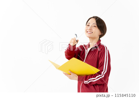 ジャージを着た女性　指さし 115845110