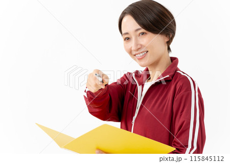 ジャージを着た女性　指さし 115845112