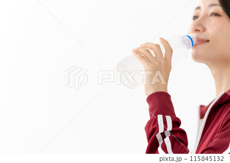 ジャージを着た女性　水　 115845132