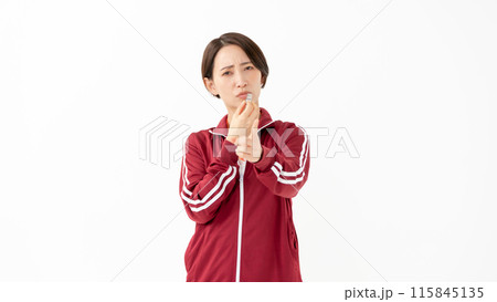 笛を吹くジャージの女性 笛を吹くジャージの女性 115845135
