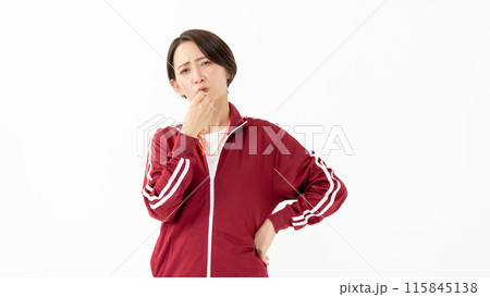 笛を吹くジャージの女性 115845138