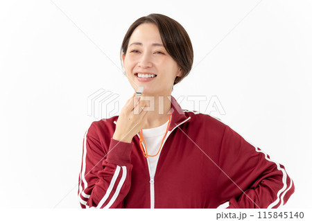 笛を吹くジャージの女性 115845140