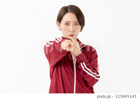 笛を吹くジャージの女性 115845145