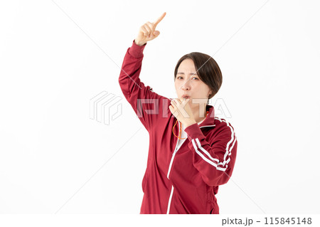 笛を吹くジャージの女性 115845148