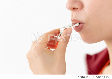 笛を吹くジャージの女性　口元 115845149