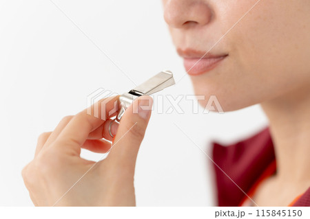 笛を吹くジャージの女性　口元 115845150