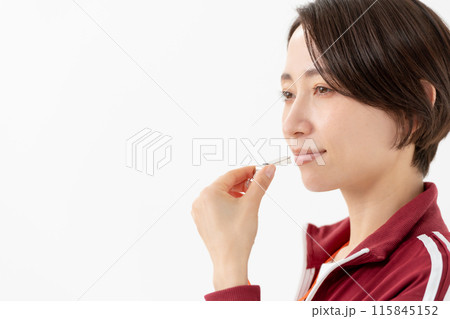 笛を吹くジャージの女性 115845152