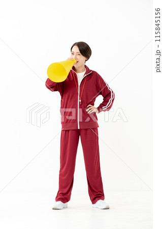 メガホンで叫ぶジャージの女性 115845156