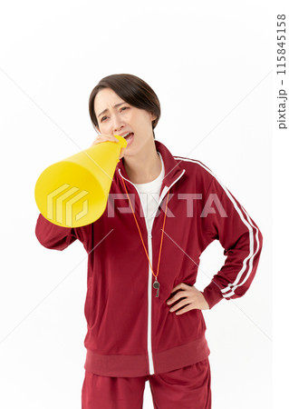 メガホンで叫ぶジャージの女性 メガホンで叫ぶジャージの女性 115845158
