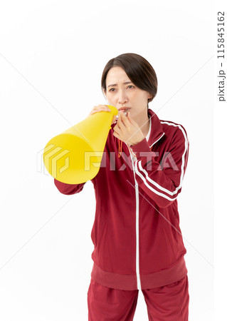 メガホンで叫ぶジャージの女性 115845162
