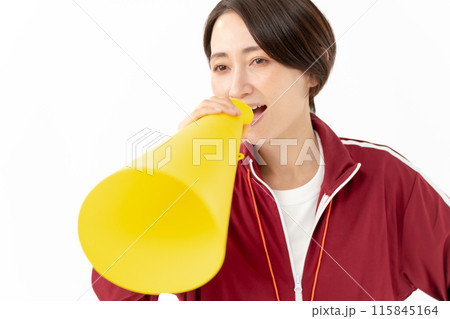 メガホンで叫ぶジャージの女性 115845164