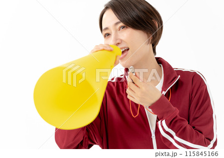 メガホンで叫ぶジャージの女性 115845166