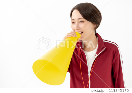 メガホンで叫ぶジャージの女性 115845170