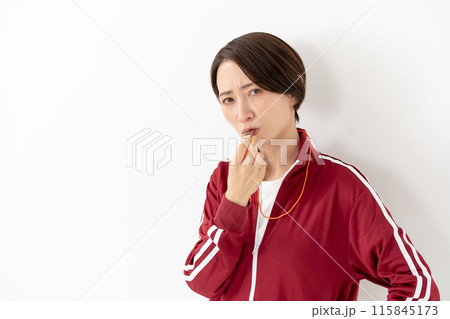 笛を吹くジャージの女性の写真素材 [115845173] - PIXTA