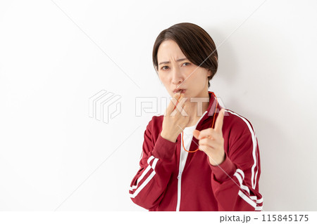 笛を吹くジャージの女性 115845175
