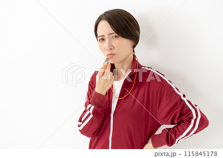 笛を吹くジャージの女性 115845178
