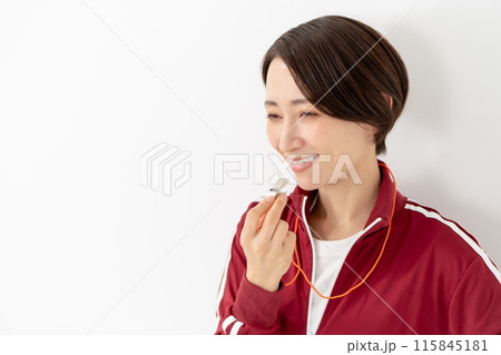 笛を吹くジャージの女性 115845181