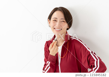 笛を吹くジャージの女性 115845182