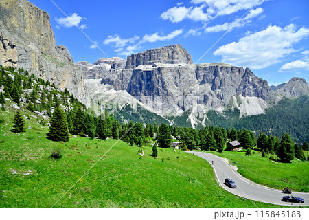 セッラ山塊の裾を行くドロミテ街道 115845183