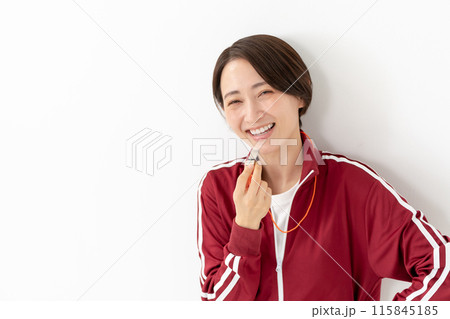 笛を吹くジャージの女性 115845185