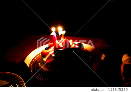 1と7のキャンドルに灯がともった17歳のバースデーケーキ 115845339