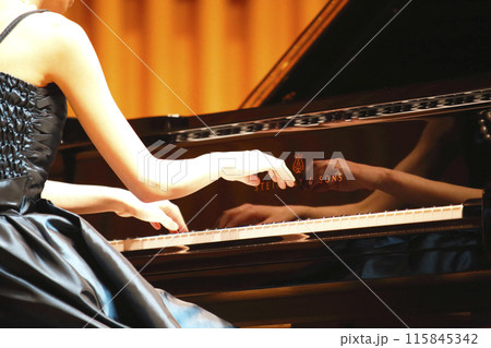 発表会でピアノを弾く女性 発表会でピアノを弾く女性 115845342
