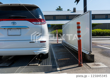 道の駅のと千里浜に設置されたタイヤシャワー｜砂を落とす洗車設備｜石川県羽咋市｜能登半島 115845345