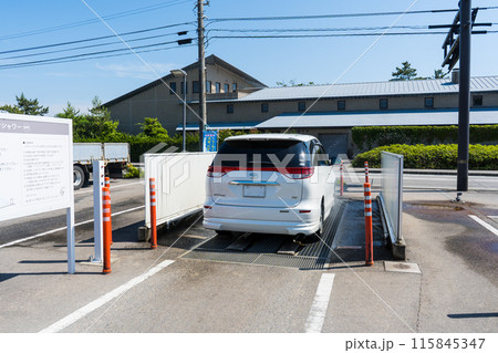 道の駅のと千里浜に設置されたタイヤシャワー|砂を落とす洗車設備|石川県羽咋市|能登半島 道の駅のと千里浜に設置されたタイヤシャワー|砂を落とす洗車設備|石川県羽咋市|能登半島 115845347