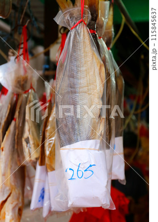 香港・徳輔道西で売られる塩干し魚（ハムユイ）。クサヤに似ていで臭いが美味。かつては安かったが今は高価 115845637