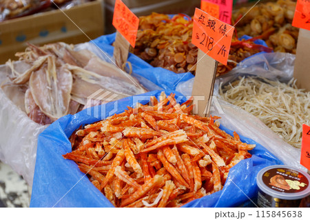 香港・徳輔道西の乾物店で売られる干しエビ。産地や大きさによって価格は異なる。 115845638