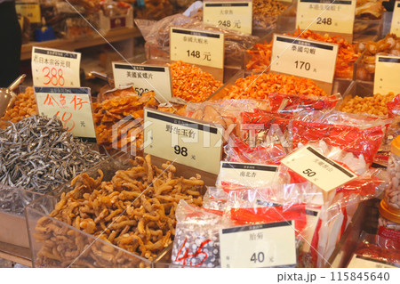 香港・徳輔道西の高級乾物店で売られる高級食材。何に使われるか分からない乾物も多い 115845640