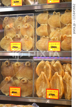 香港・徳輔道西の高級乾物店で売られる魚の高級食材の浮き袋(魚膠)の上で店番をするネコ 香港・徳輔道西の高級乾物店で売られる魚の高級食材の浮き袋(魚膠)の上で店番をするネコ 115845662