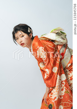 着物を着た女性のポートレート　成人式　着付け 115845708