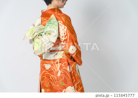 着物を着た女性のポートレート　成人式　着付け 115845777