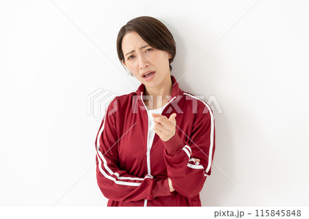 ジャージの女性　怒る 115845848