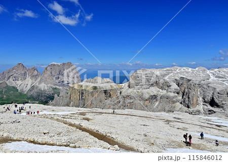 サッソ・ポルドイ展望台からサッソルンゴの眺め 115846012
