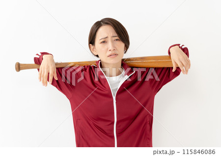 バットを持つジャージの女性 115846086